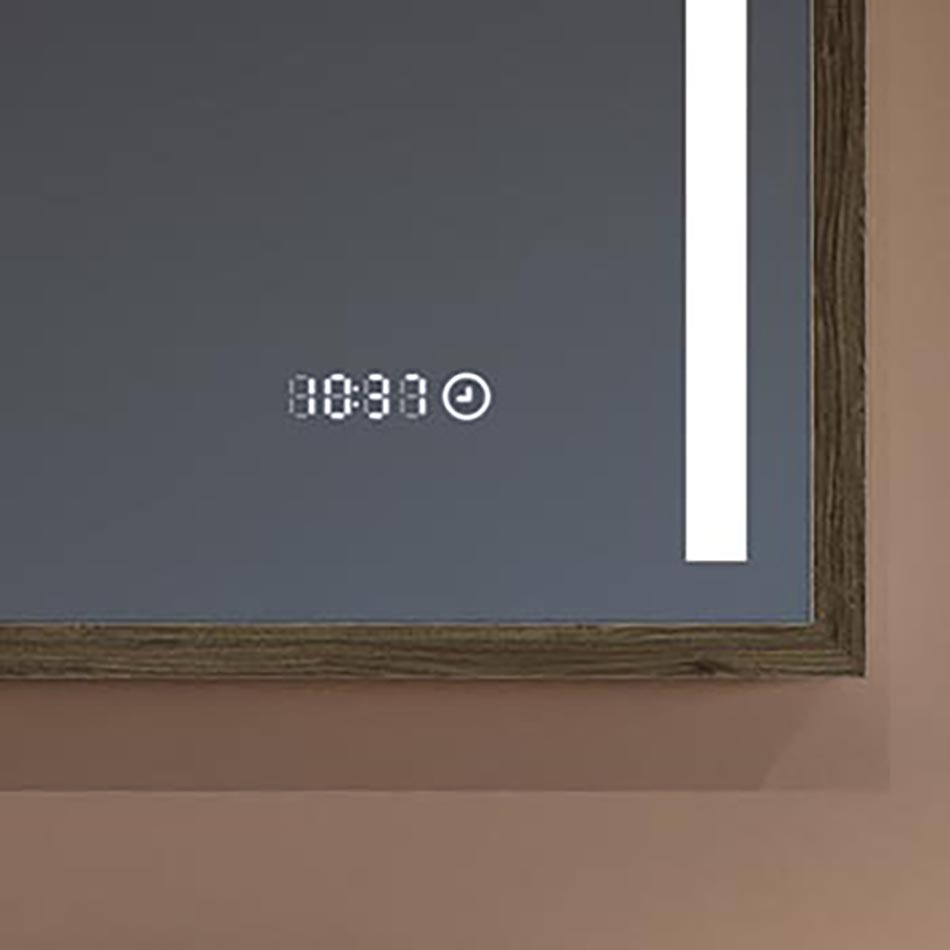 Mit unserem Spiegel sind Sie nie mehr verspätet! Eine Uhr mit LED-Anzeige sorgt dafür, dass Sie die Uhrzeit während Ihrer täglichen Routine immer im Blick haben. Größe auf der Spiegelscheibe: 7 cm × 1,5 cm. Die Touch-Uhr leuchtet unabhängig von der Beleuchtung des Spiegels und benötigt zusätzliche, konstante Stromversorgung.