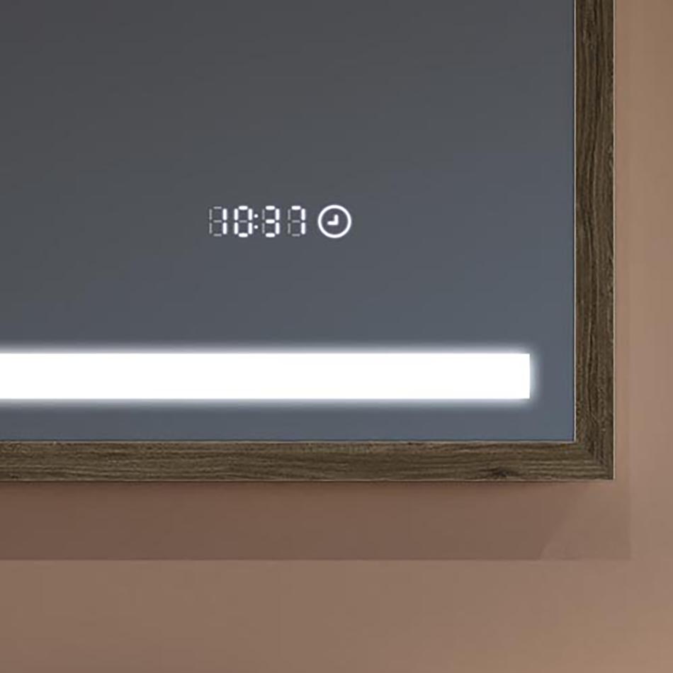 Mit unserem Spiegel sind Sie nie mehr verspätet! Eine Uhr mit LED-Anzeige sorgt dafür, dass Sie die Uhrzeit während Ihrer täglichen Routine immer im Blick haben. Größe auf der Spiegelscheibe: 7 cm × 1,5 cm. Die Touch-Uhr leuchtet unabhängig von der Beleuchtung des Spiegels und benötigt zusätzliche, konstante Stromversorgung.