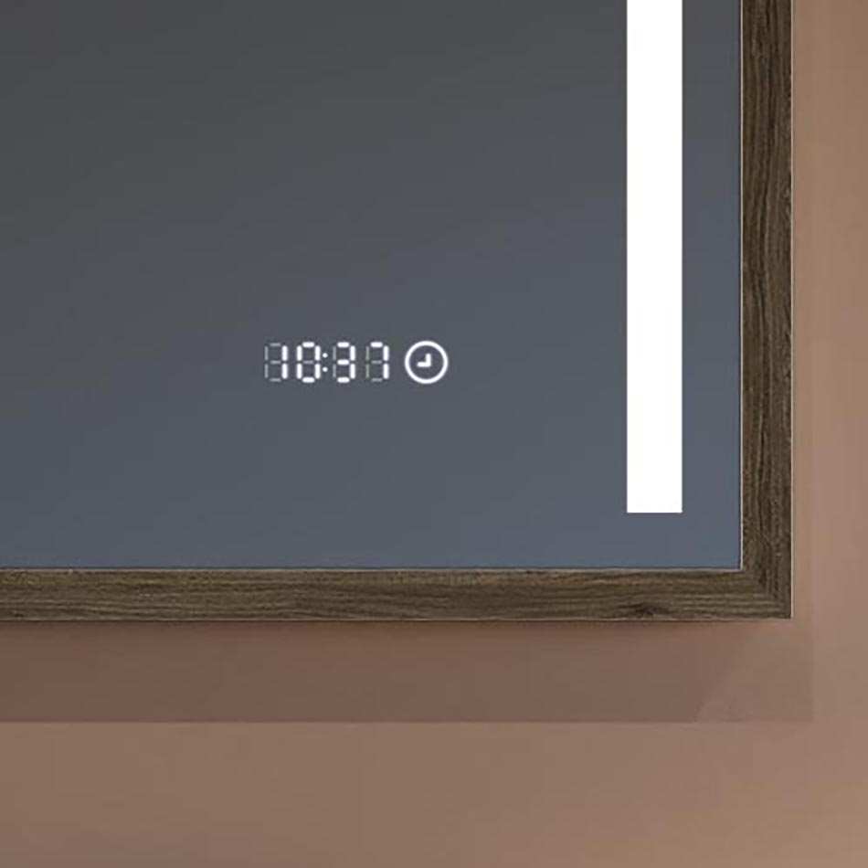 Mit unserem Spiegel sind Sie nie mehr verspätet! Eine Uhr mit LED-Anzeige sorgt dafür, dass Sie die Uhrzeit während Ihrer täglichen Routine immer im Blick haben. Größe auf der Spiegelscheibe: 7 cm × 1,5 cm. Die Touch-Uhr leuchtet unabhängig von der Beleuchtung des Spiegels und benötigt zusätzliche, konstante Stromversorgung.