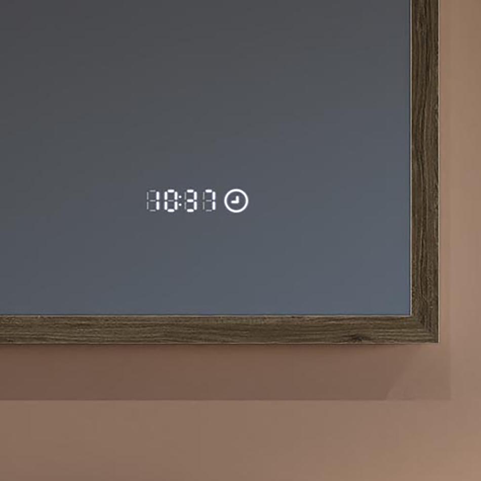 Mit unserem Spiegel sind Sie nie mehr verspätet! Eine Uhr mit LED-Anzeige sorgt dafür, dass Sie die Uhrzeit während Ihrer täglichen Routine immer im Blick haben. Größe auf der Spiegelscheibe: 7 cm × 1,5 cm. Die Touch-Uhr leuchtet unabhängig von der Beleuchtung des Spiegels und benötigt zusätzliche, konstante Stromversorgung.