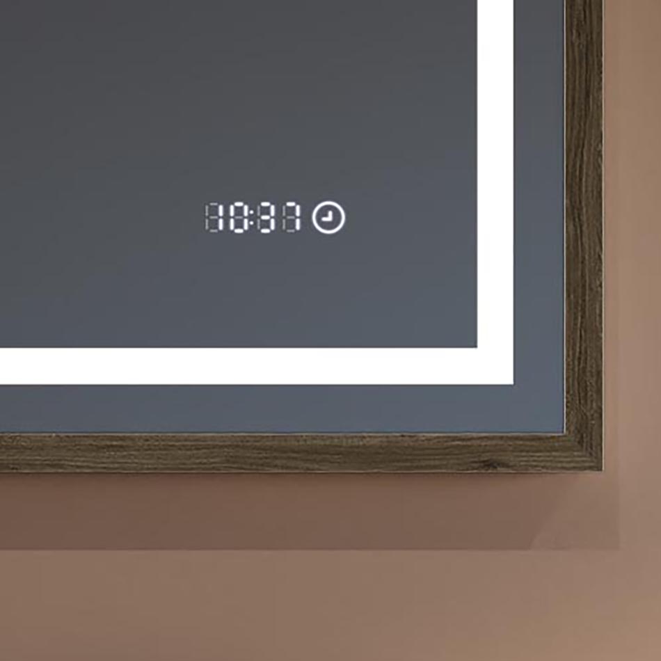 Mit unserem Spiegel sind Sie nie mehr verspätet! Eine Uhr mit LED-Anzeige sorgt dafür, dass Sie die Uhrzeit während Ihrer täglichen Routine immer im Blick haben. Größe auf der Spiegelscheibe: 7 cm × 1,5 cm. Die Touch-Uhr leuchtet unabhängig von der Beleuchtung des Spiegels und benötigt zusätzliche, konstante Stromversorgung.