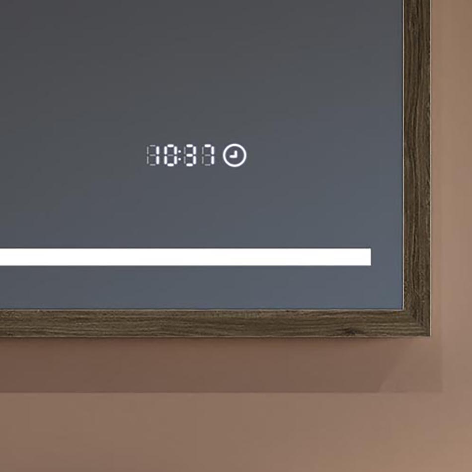 Mit unserem Spiegel sind Sie nie mehr verspätet! Eine Uhr mit LED-Anzeige sorgt dafür, dass Sie die Uhrzeit während Ihrer täglichen Routine immer im Blick haben. Größe auf der Spiegelscheibe: 7 cm × 1,5 cm. Die Touch-Uhr leuchtet unabhängig von der Beleuchtung des Spiegels und benötigt zusätzliche, konstante Stromversorgung.
