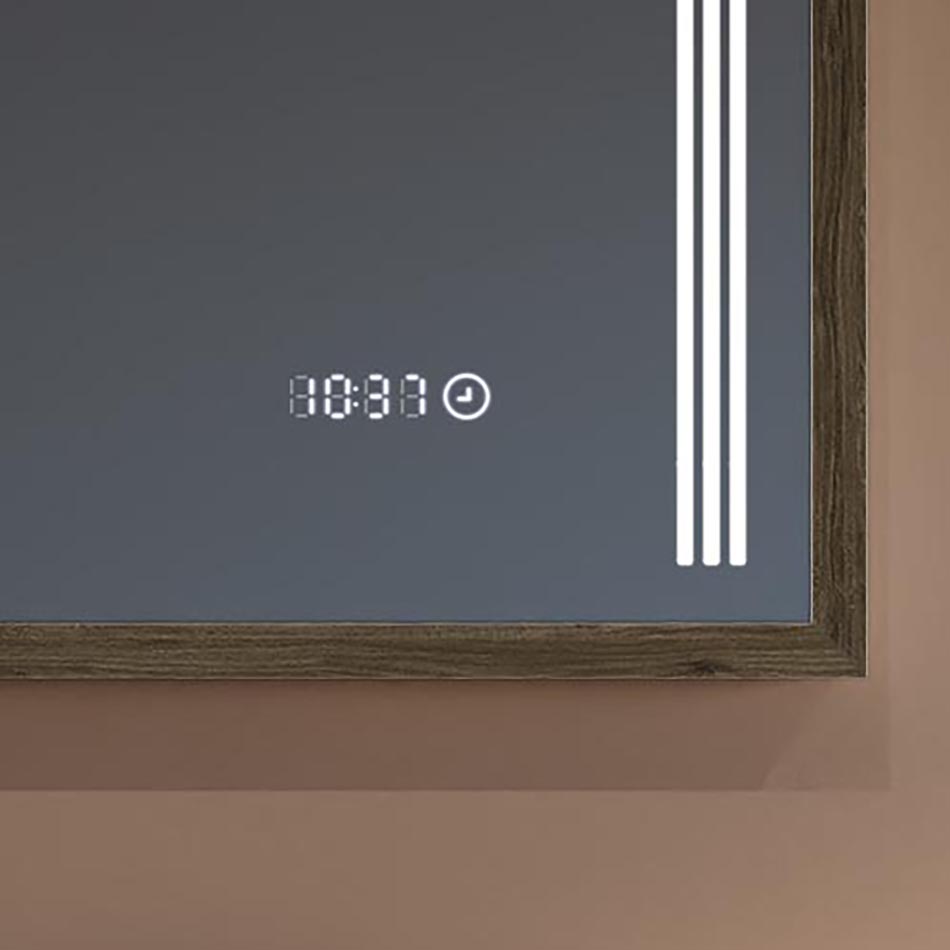 Mit unserem Spiegel sind Sie nie mehr verspätet! Eine Uhr mit LED-Anzeige sorgt dafür, dass Sie die Uhrzeit während Ihrer täglichen Routine immer im Blick haben. Größe auf der Spiegelscheibe: 7 cm × 1,5 cm. Die Touch-Uhr leuchtet unabhängig von der Beleuchtung des Spiegels und benötigt zusätzliche, konstante Stromversorgung.