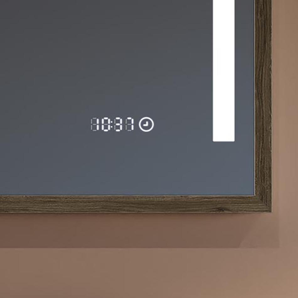 Mit unserem Spiegel sind Sie nie mehr verspätet! Eine Uhr mit LED-Anzeige sorgt dafür, dass Sie die Uhrzeit während Ihrer täglichen Routine immer im Blick haben. Größe auf der Spiegelscheibe: 7 cm × 1,5 cm. Die Touch-Uhr leuchtet unabhängig von der Beleuchtung des Spiegels und benötigt zusätzliche, konstante Stromversorgung.