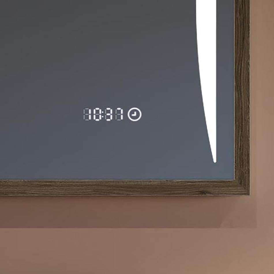 Mit unserem Spiegel sind Sie nie mehr verspätet! Eine Uhr mit LED-Anzeige sorgt dafür, dass Sie die Uhrzeit während Ihrer täglichen Routine immer im Blick haben. Größe auf der Spiegelscheibe: 7 cm × 1,5 cm. Die Touch-Uhr leuchtet unabhängig von der Beleuchtung des Spiegels und benötigt zusätzliche, konstante Stromversorgung.