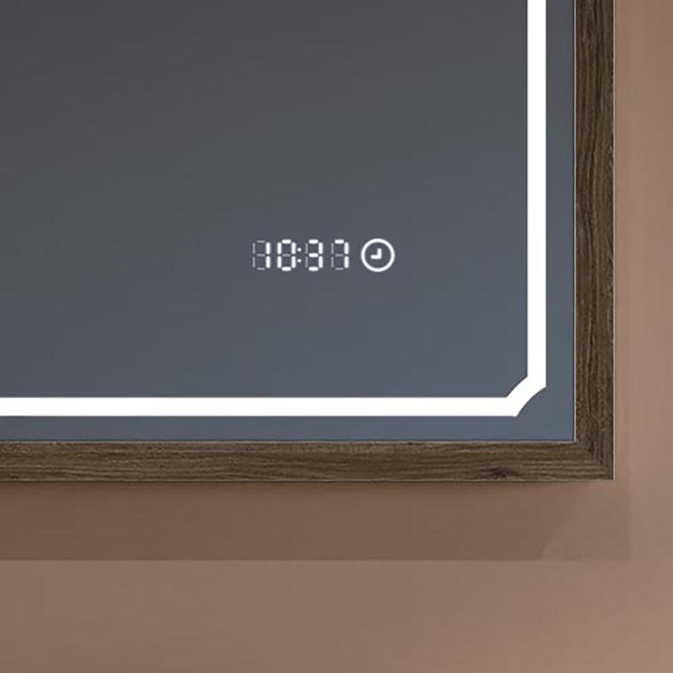 Mit unserem Spiegel sind Sie nie mehr verspätet! Eine Uhr mit LED-Anzeige sorgt dafür, dass Sie die Uhrzeit während Ihrer täglichen Routine immer im Blick haben. Größe auf der Spiegelscheibe: 7 cm × 1,5 cm. Die Touch-Uhr leuchtet unabhängig von der Beleuchtung des Spiegels und benötigt zusätzliche, konstante Stromversorgung.