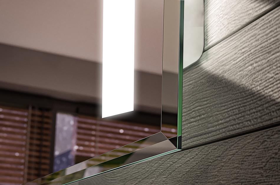 Optional abgeschrägte Kanten des Spiegels, bei der die Ränder der Scheibe im Winkel geschliffen sind, damit das reflektierte Licht einen Kristalleffekt erzeugt. Schöner Spiegel-Finishing-Effekt, der jedem Dekor Ausdruck verleiht.