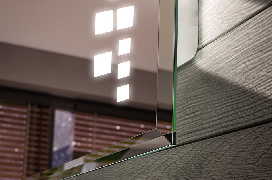 Optional abgeschrägte Kanten des Spiegels, bei der die Ränder der Scheibe im Winkel geschliffen sind, damit das reflektierte Licht einen Kristalleffekt erzeugt. Schöner Spiegel-Finishing-Effekt, der jedem Dekor Ausdruck verleiht.