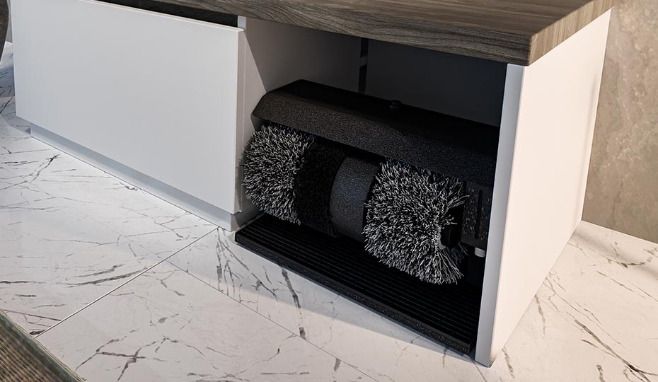 Schuhschrank mit Schuhputzgerät