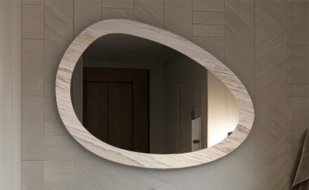 Spiegel in einem steinernen Rahmen