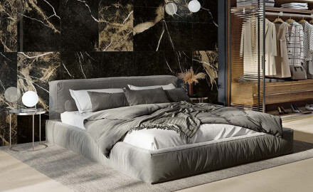 Glasierte Feinsteinzeugfliesen für den Boden „Pierre Black“, 120 x 120 cm, schwarz glänzend mit goldenen Adern, rektifiziert, A4H197