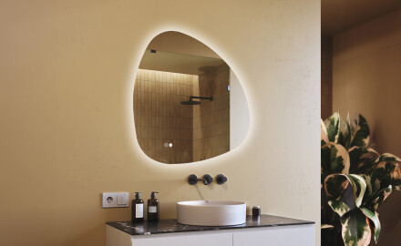 Unregelmäßiger Spiegel mit Beleuchtung, 94×94 cm, zweifarbig, Touch‑Schalter, Heizmatte