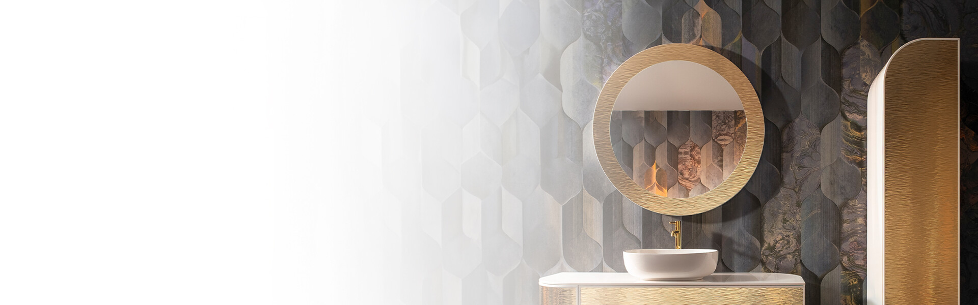 Spiegel in einem Metallrahmen